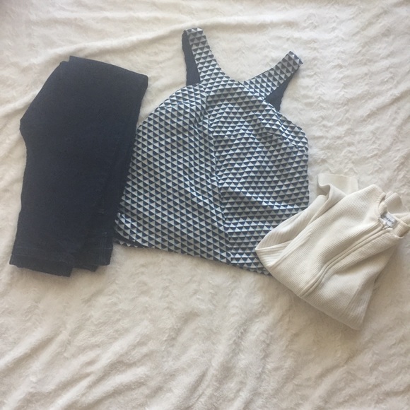 3/$20 Anthropologie HD in Paris Blue Geometric top - Picture 2 of 9